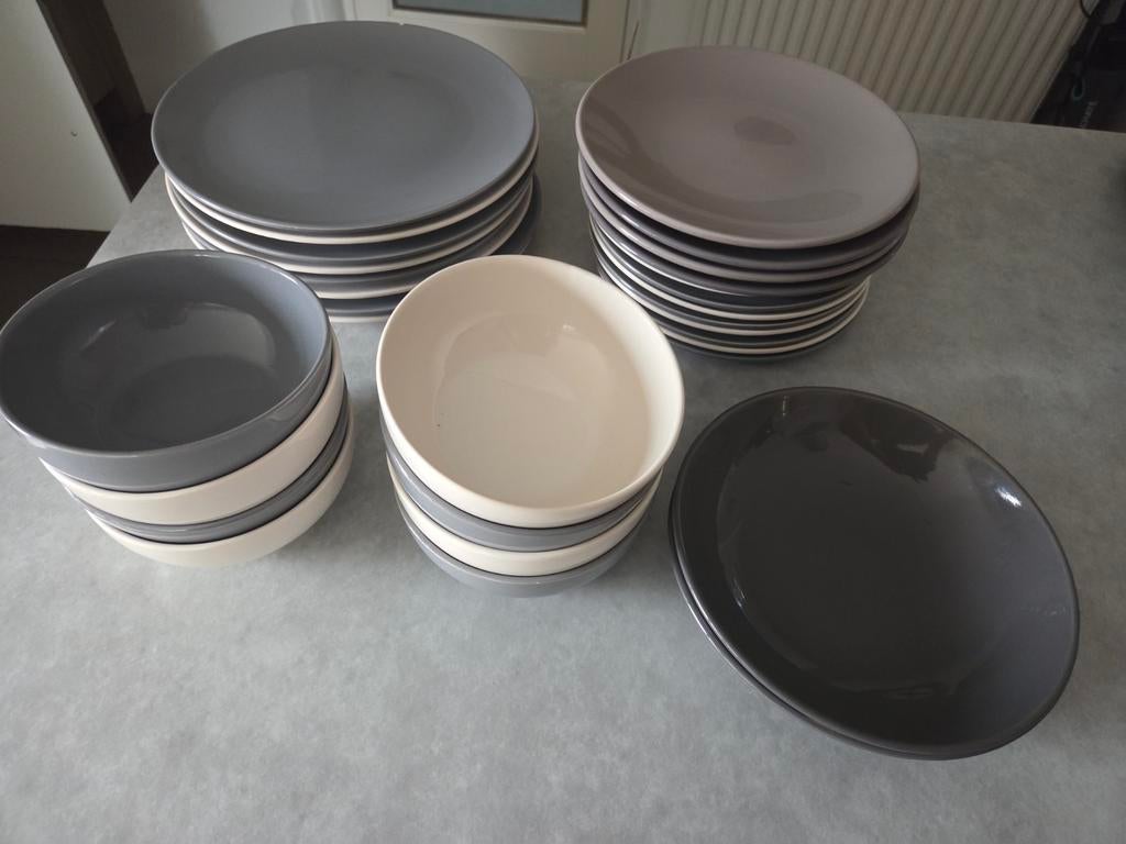 Servies set: borden, kommen en schalen in grijs/wit, Ophalen, Keramiek, Zo goed als nieuw, Effen