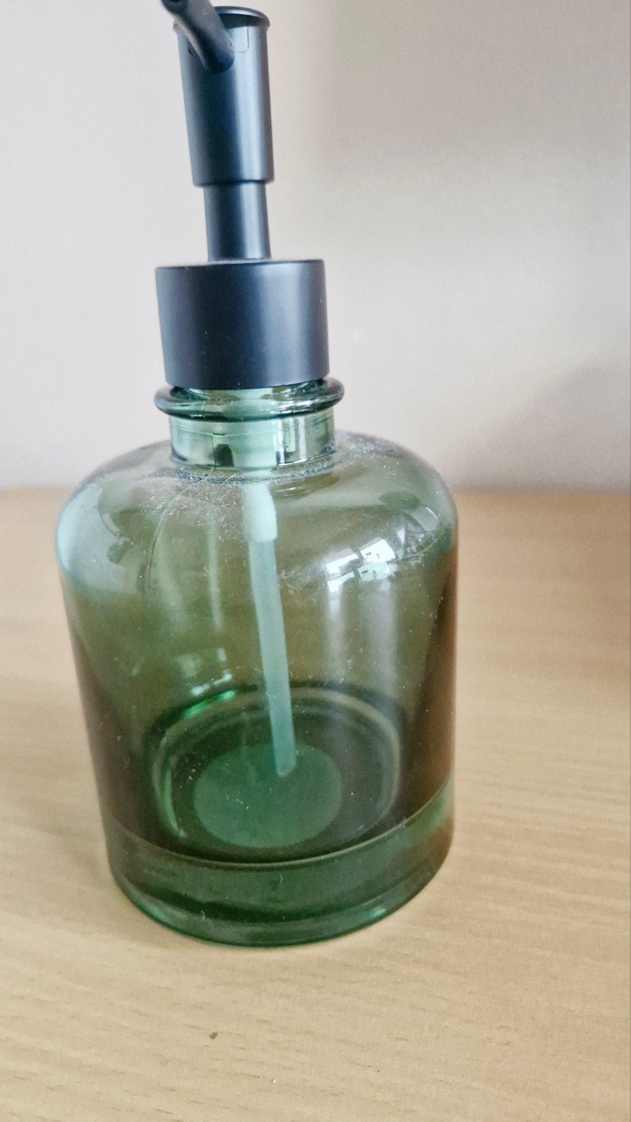 Groene glazen zeepdispenser met zwarte pomp, Groen, Ophalen of Verzenden, Zo goed als nieuw, Modern