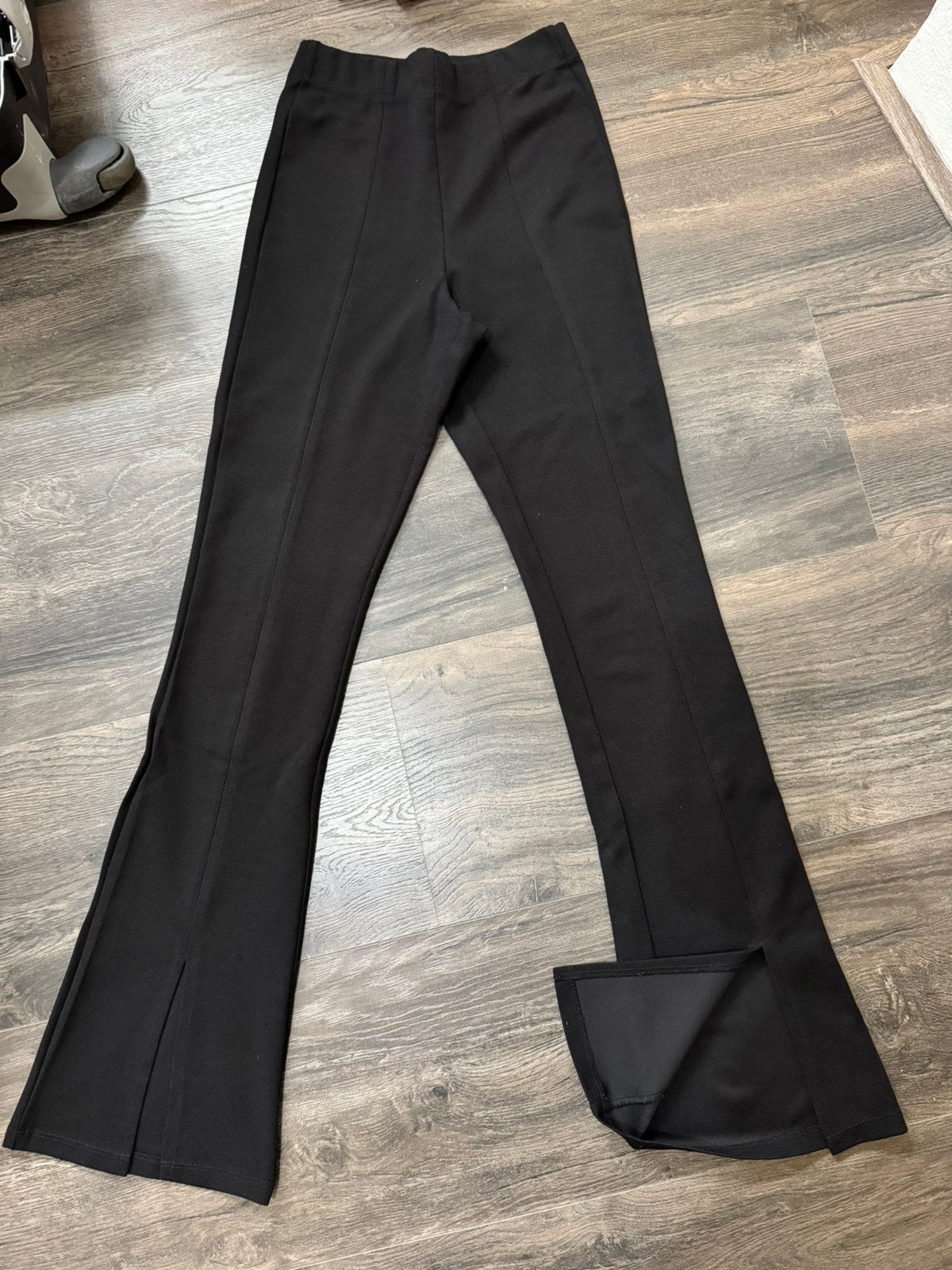 Zwarte flared broek met split - Seven Sisters XXS, Kleding | Dames, Zwart, Ophalen of Verzenden, Zo goed als nieuw, Maat 34 (XS) of kleiner