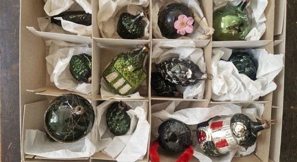 lotje oude kerstballen donkergroene vis kerkje bloemenmandje, Diversen, Ophalen of Verzenden, Gebruikt
