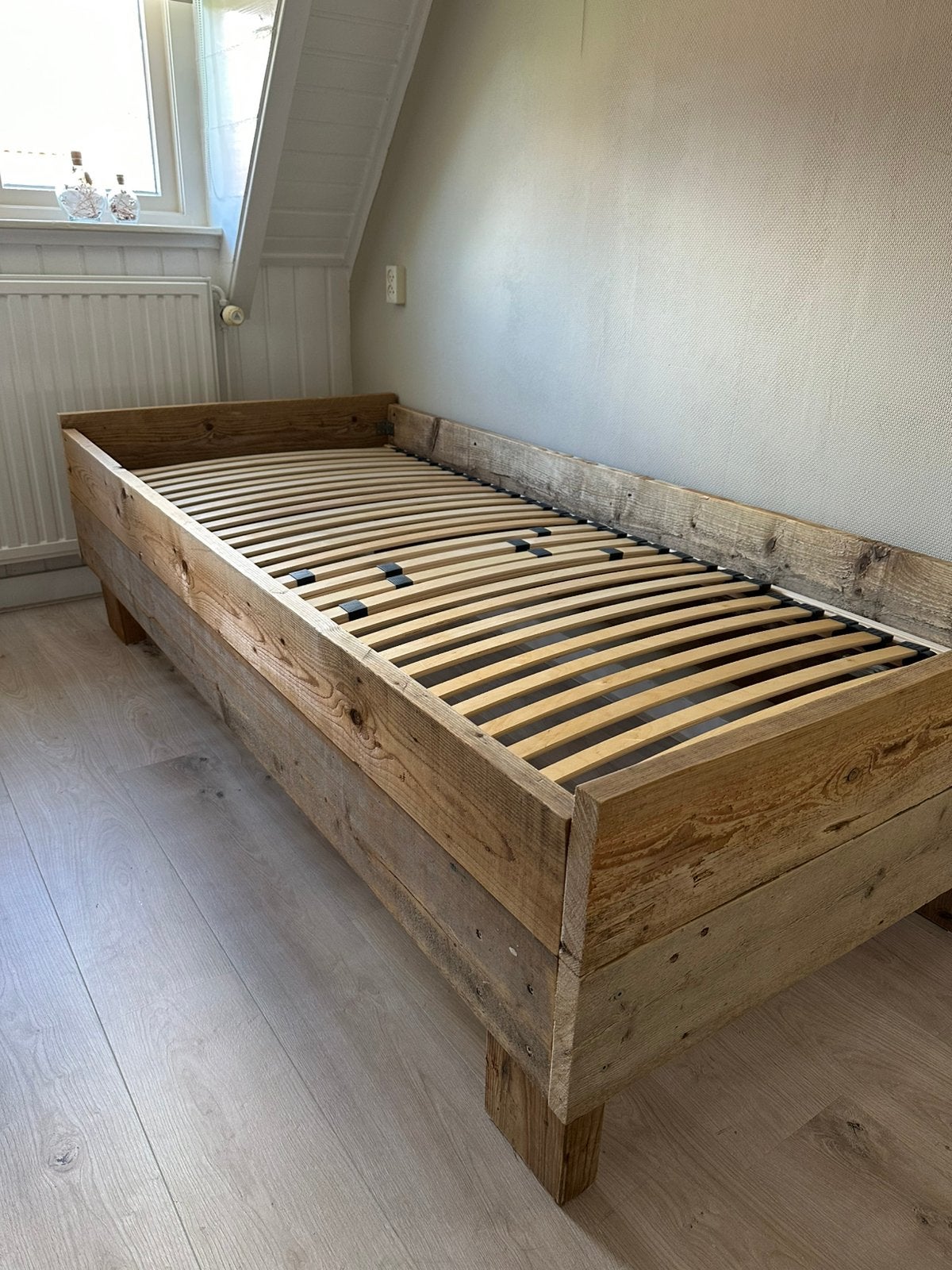 Stijgerhouten 1 pers.Bed, Ophalen, Verstelbaar, Eenpersoons, Bruin