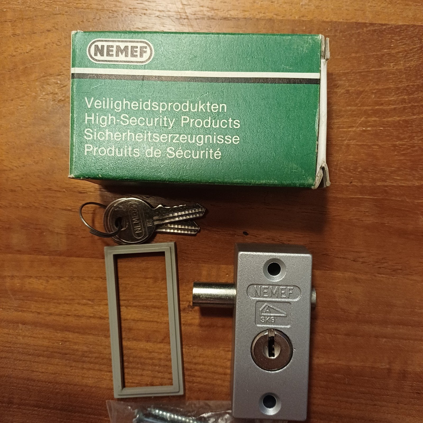 Opleg veiligheids raamsluiting. Nemef.  Nieuw/ongebruikt, Ophalen of Verzenden, Nieuw, IJzer, Slot