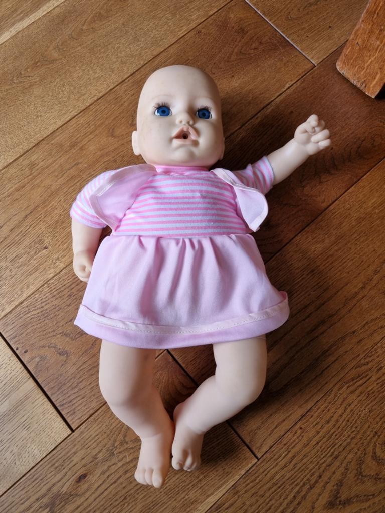 Pop die kan drinken en geluid maakt.  Geen accessoires erbij, Ophalen of Verzenden, Gebruikt, Babypop