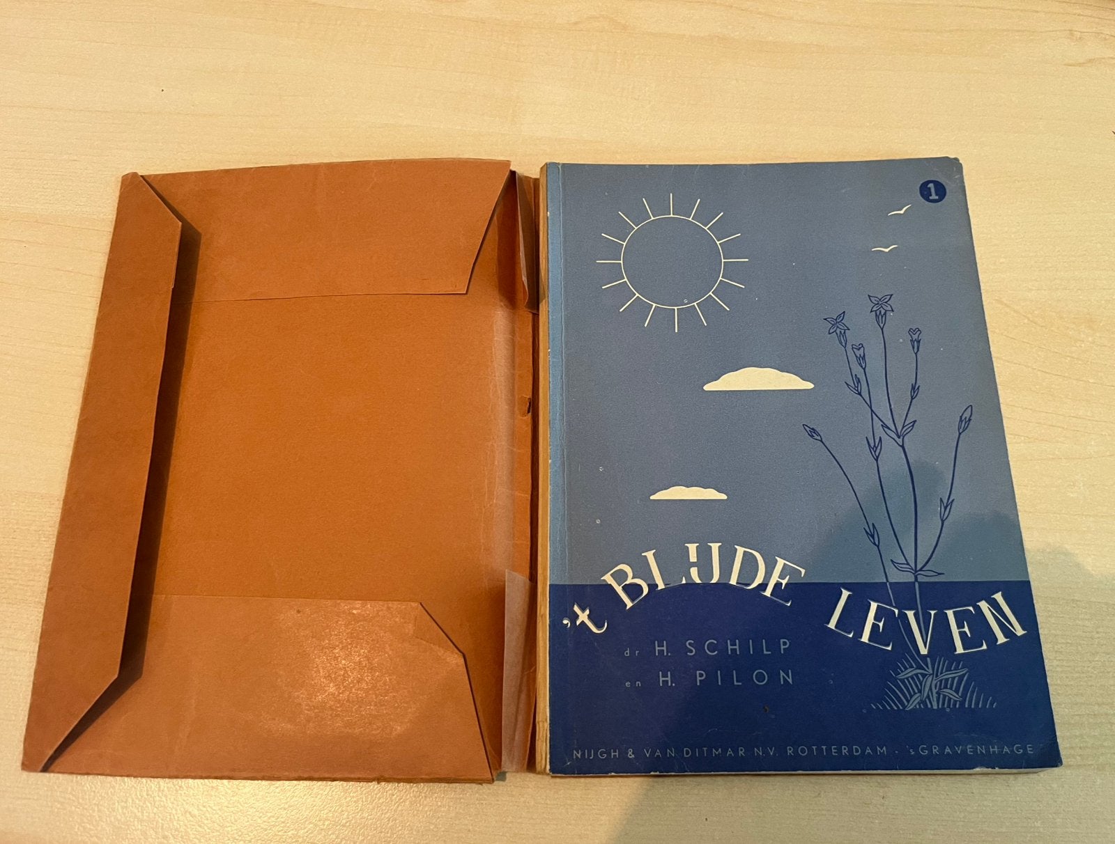 deel 1 van 't Blijde Leven Eerste druk uit 1954, Boeken, Ophalen of Verzenden, Gelezen, Overige niveaus