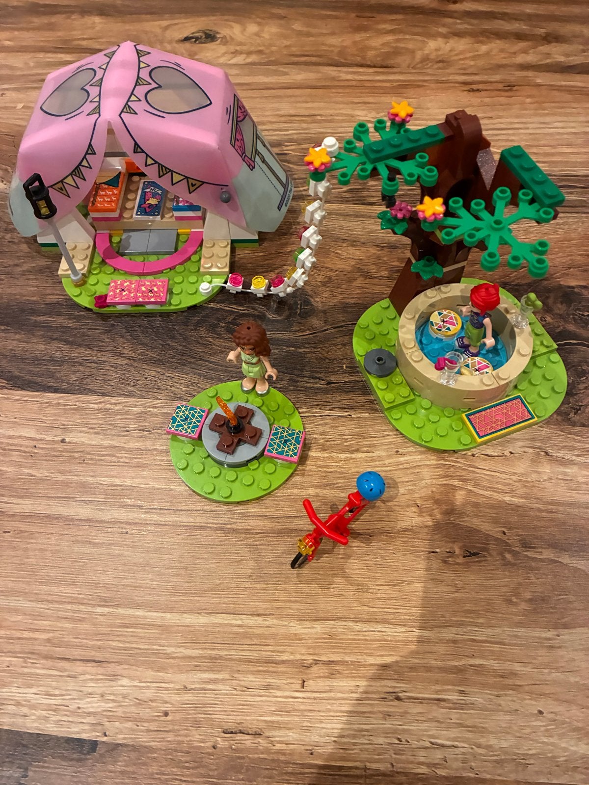 Lego Friends Kampeeravontuur met tent en accessoires, Ophalen of Verzenden, Gebruikt, Overige merken