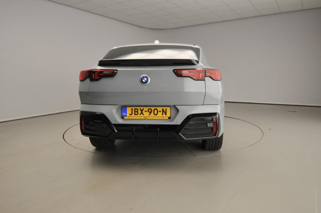 BMW iX2 eDrive20 | M-Sportpakket | LED | HUD | Active cruise, Auto's, BMW, 204 pk, SUV of Terreinwagen, Zilver of Grijs, 750 kg