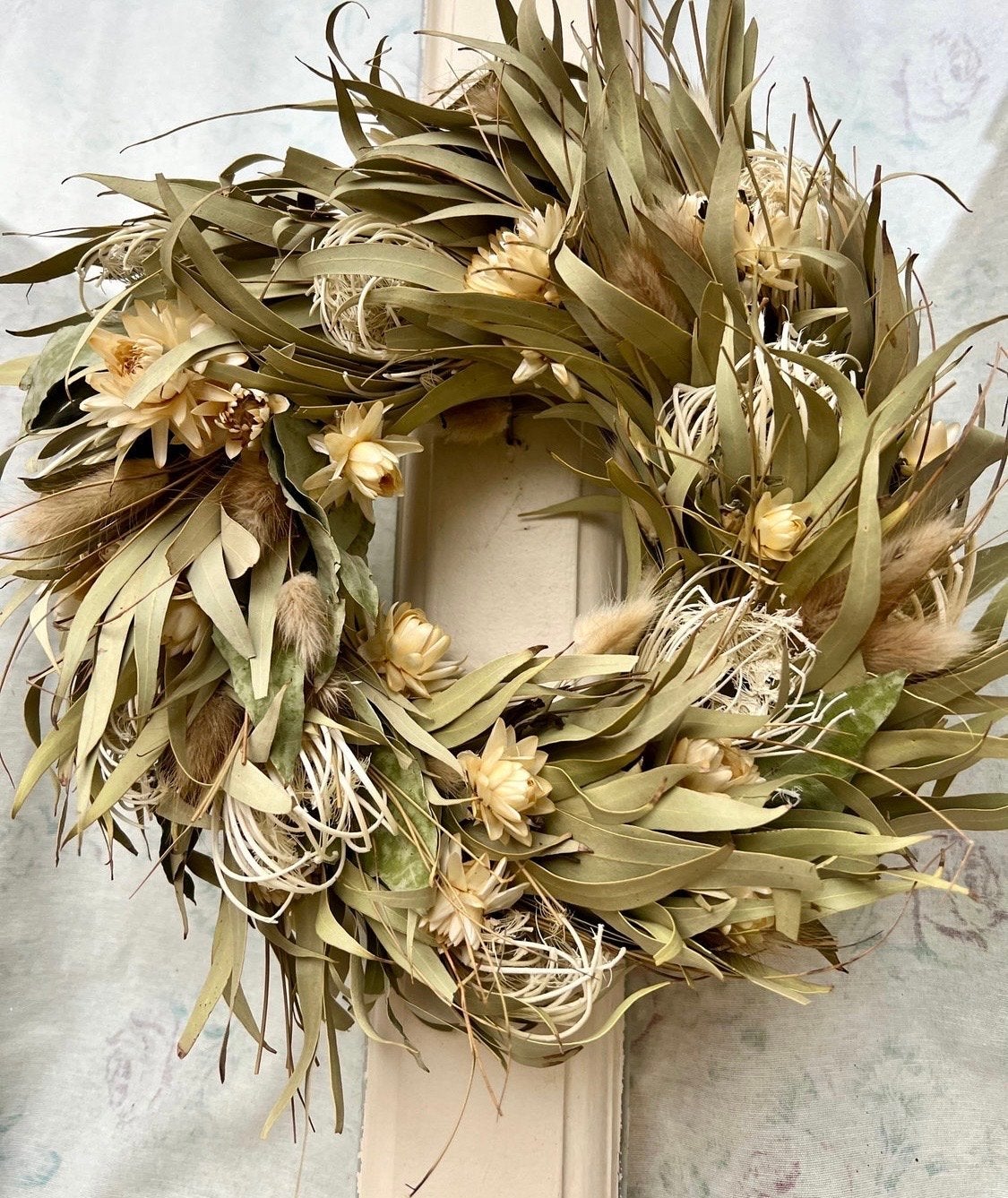 Decoratieve Krans van Gedroogde Eucalyptus en Bloemen - 28cm, Krans, Nieuw, Ophalen of Verzenden, 28 cm