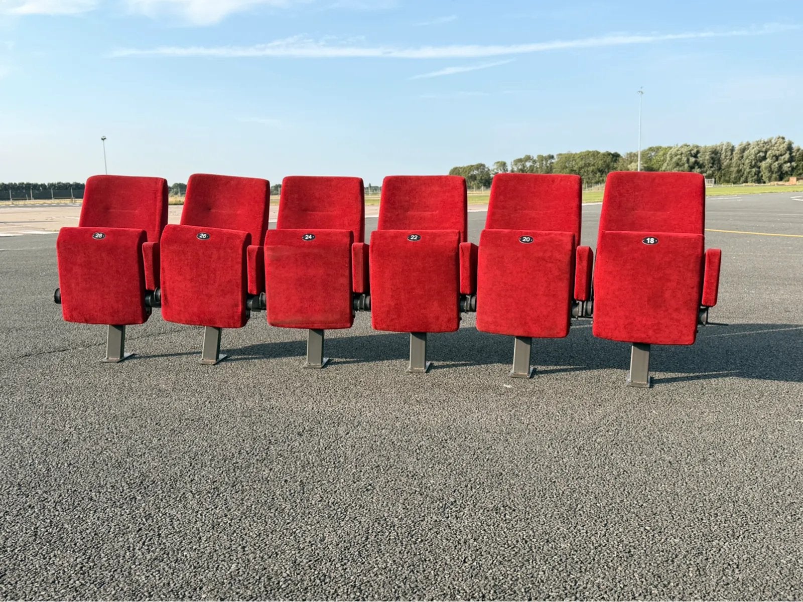 Originele Soldaat van Oranje theaterstoelen – TheaterHangaar, Huis en Inrichting, Ophalen, Vijf, Zes of meer stoelen, Rood, Kunststof