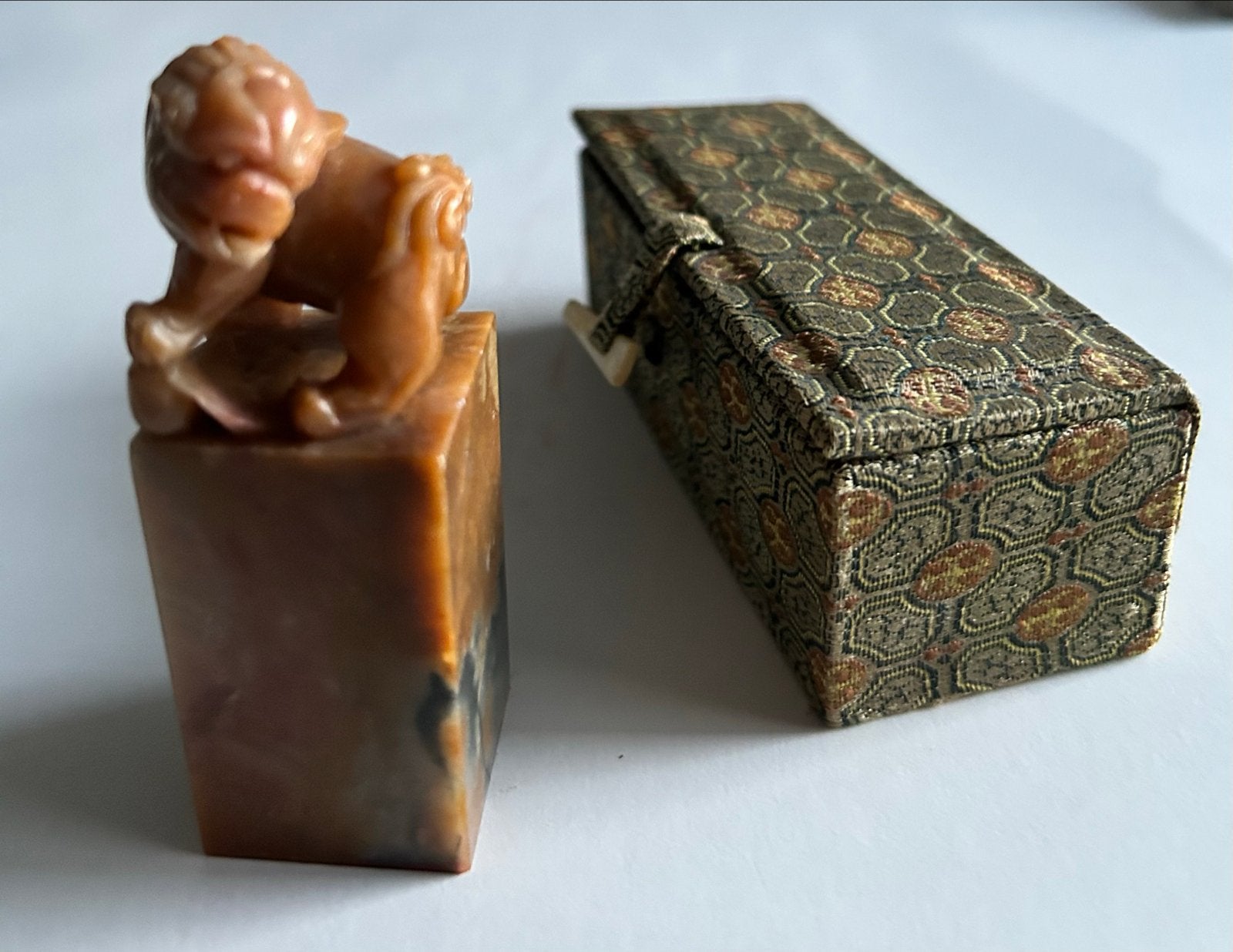 Antieke Chinese zegel met foo dog en originele doos, Antiek en Kunst, Ritueel object, Steen/keramiek, Bruin, Ophalen of Verzenden