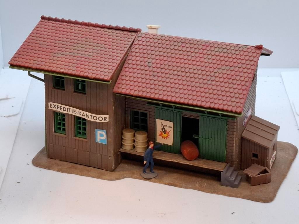 Leuke goederen loods met poppentje in ho, Gebruikt, Gelijkstroom of Wisselstroom, Brug, Tunnel of Gebouw, Ophalen of Verzenden