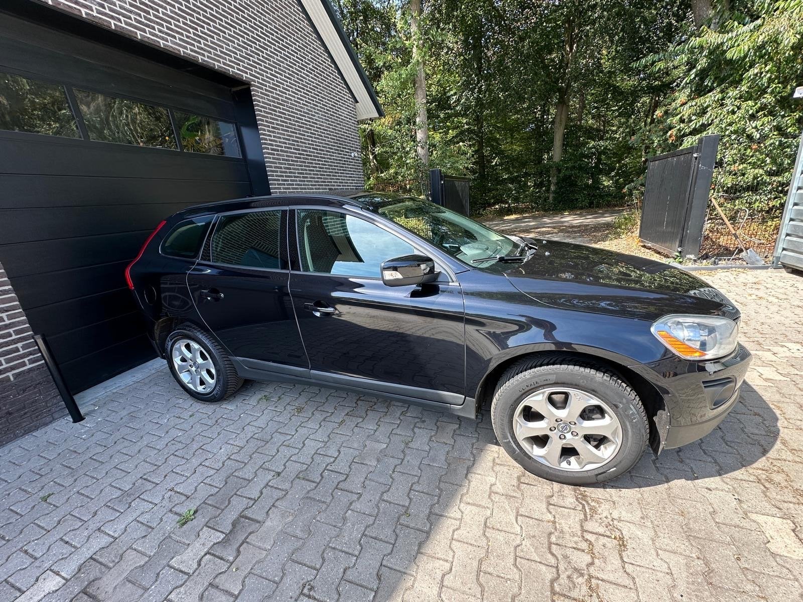 Volvo XC60 2.4 D AWD Geartronic 2009 Zwart, Auto's, Volvo, Automaat, 1716 kg, 197 €/maand, 2000 kg