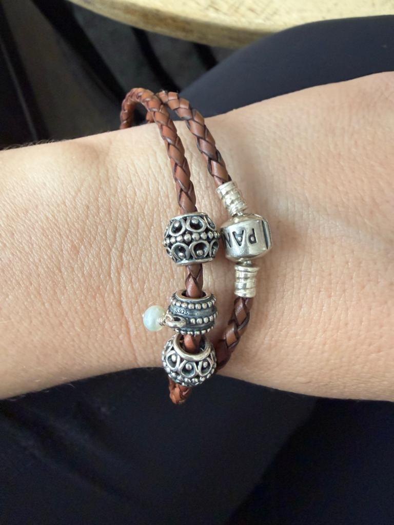 Gevlochten leren ketting/armband met bedels, Gebruikt, Bruin, Ophalen of Verzenden, Overige materialen