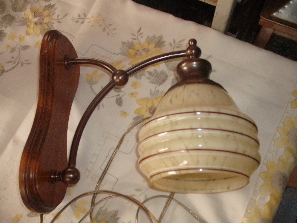 Vintage jaren 60 wandlamp met glazen kap en houten arm, Ophalen, Gebruikt, Meerkleurig, E27 (groot)