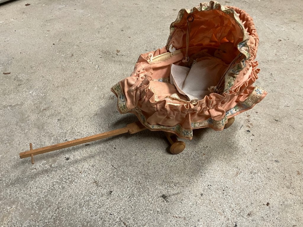 porseleinen pop en poppenwagen, Ophalen
