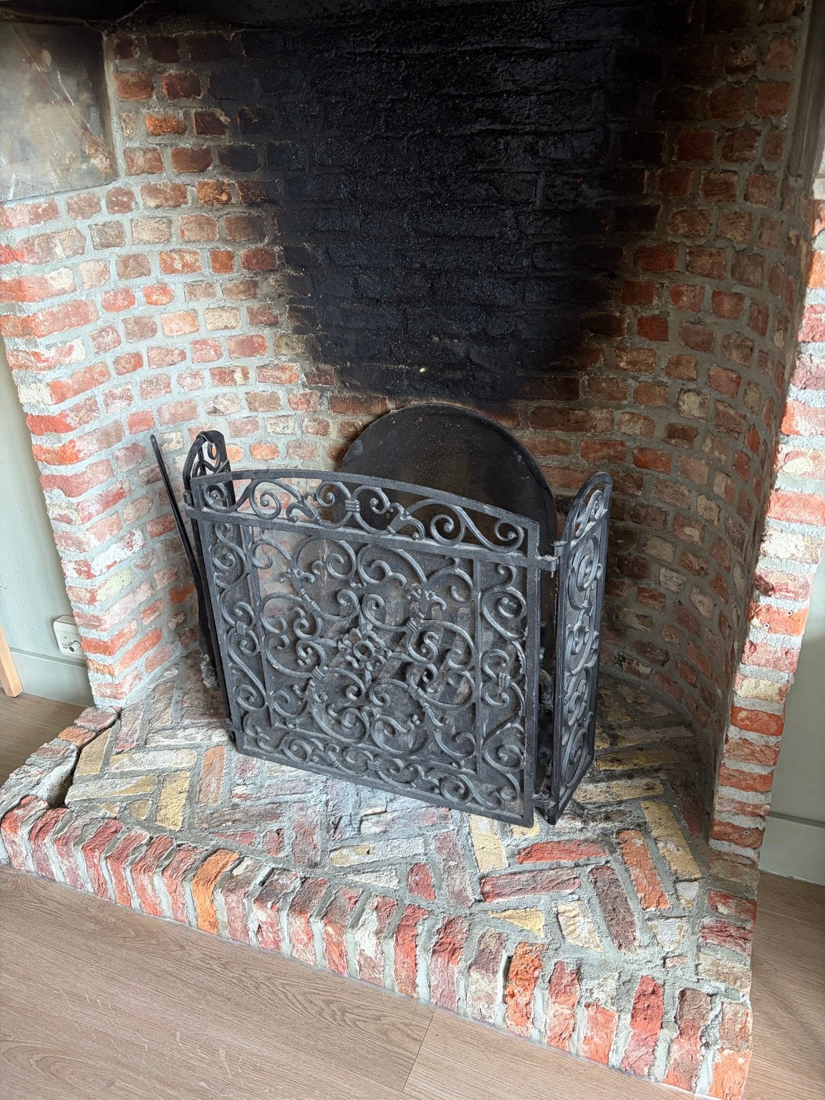Antiek smeedijzeren haardscherm en haardkorf, Ophalen, Metaal, Gebruikt, Brocante