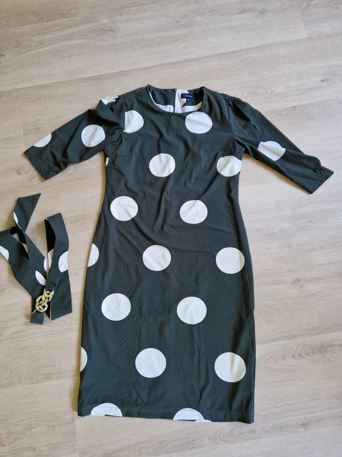 Lilytime Jurk met Polka Dots en Gouden Kettingdetail, Zo goed als nieuw, Knielengte, Groen, Lilytime