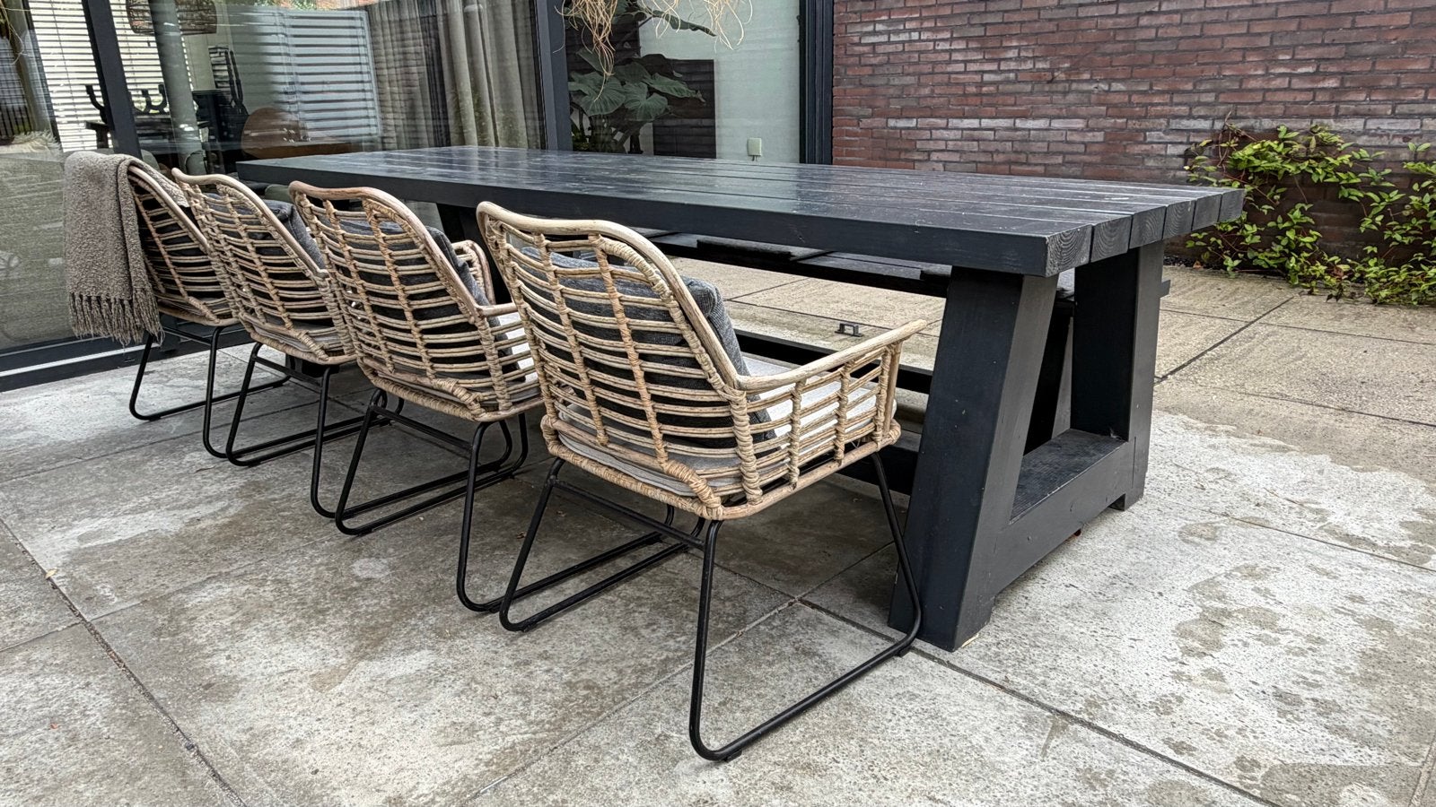 Foto 3 van Robuuste tuintafel (300 cm / douglashout), 4 stoelen en bank