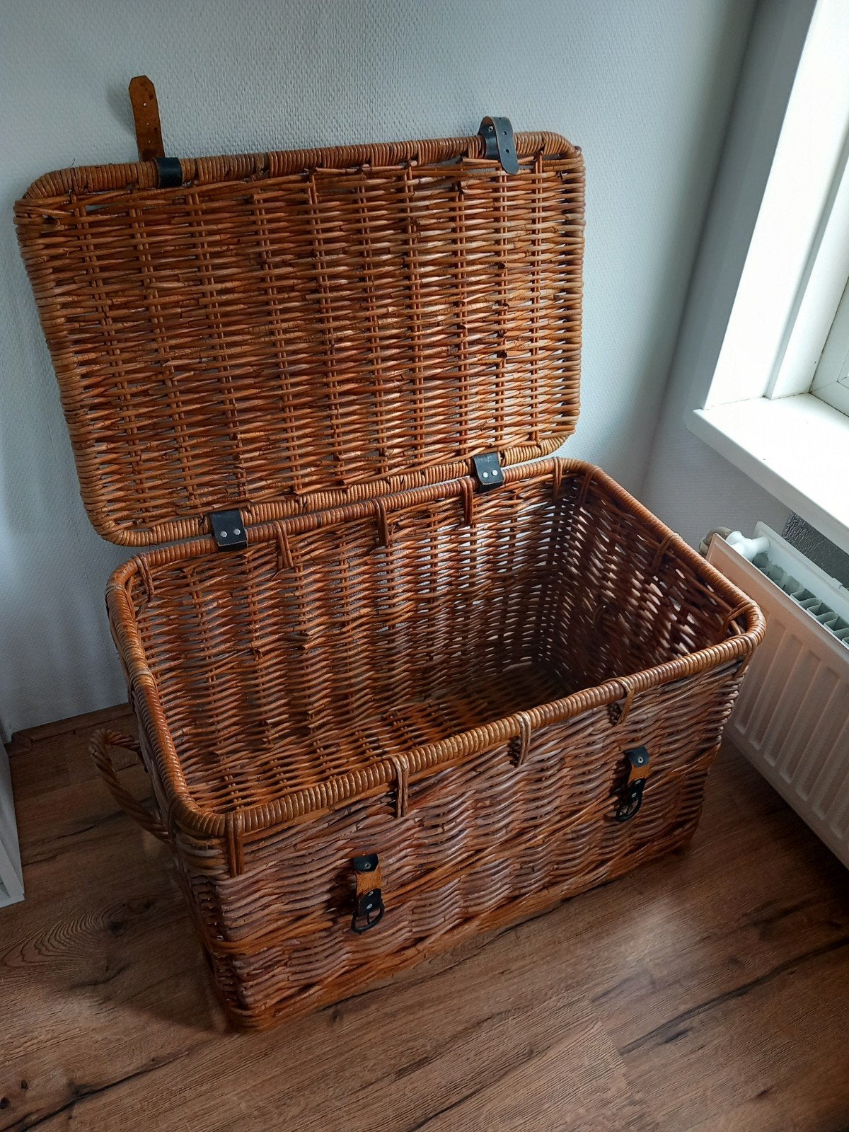 Grote rieten mand met deksel en handvatten, Huis en Inrichting, Woonaccessoires | Schalen en Manden, Ophalen, Gebruikt, Mand, Met deksel