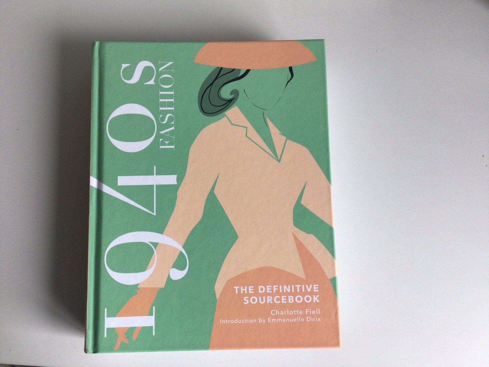 1940s Fashion: The Definitive Sourcebook - Charlotte Fiell, Ophalen of Verzenden, Zo goed als nieuw, Mode algemeen