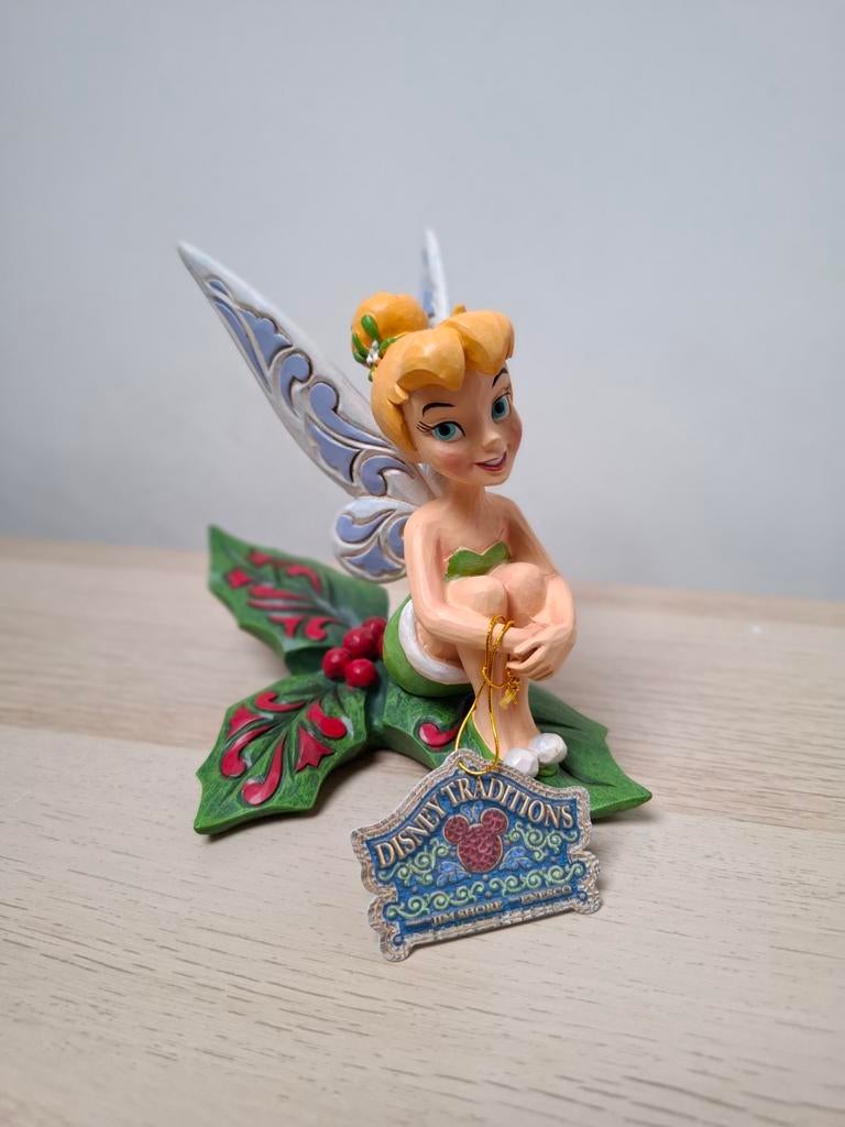 Tinker Bell Zittend op Hulst - Disney Traditions Beeldje, Verzamelen, Ophalen of Verzenden, Peter Pan of Pinokkio, Zo goed als nieuw