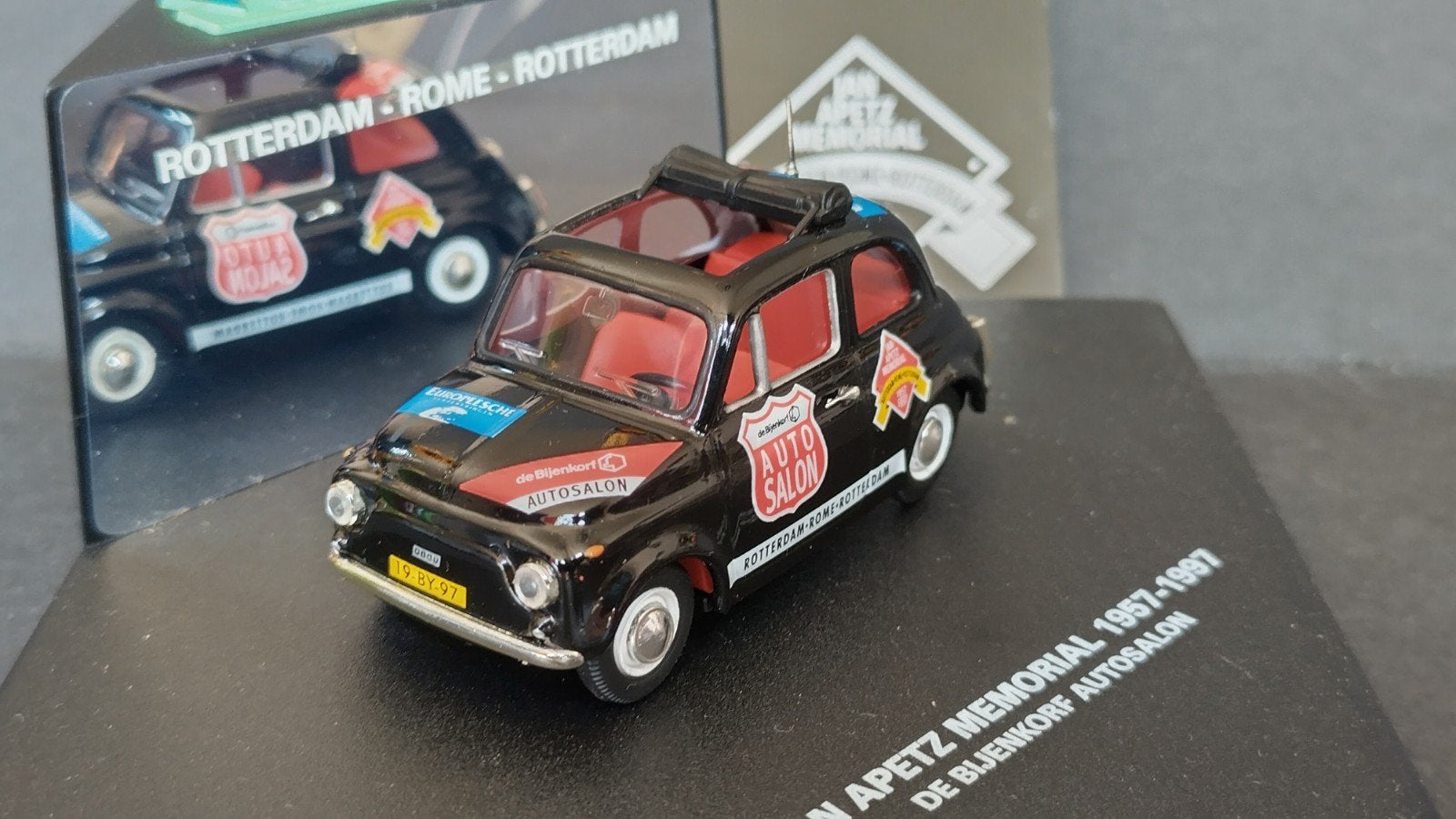 Fiat 500 Jan Apetz Bijenkorf Special 1:43 Vitesse Pol, Hobby en Vrije tijd, Modelauto's | 1:43, Overige merken, Auto, Verzenden