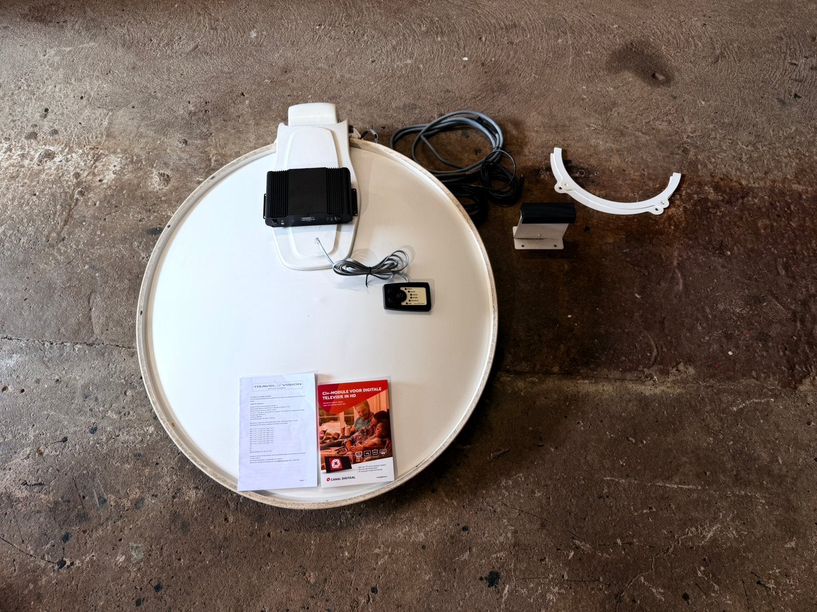 Travel Vision TVA80 Connect automatische schotel + Bluetooth, Audio, Tv en Foto, Schotelantennes, Ophalen, Zo goed als nieuw, (Schotel)antenne