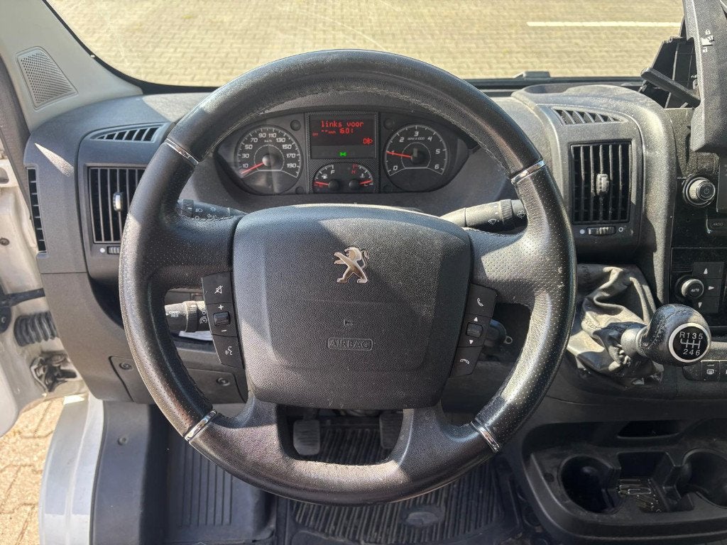Foto 22 van Peugeot Boxer GB 330 L2h2 130PK 2017 luchtgeveerde stoel