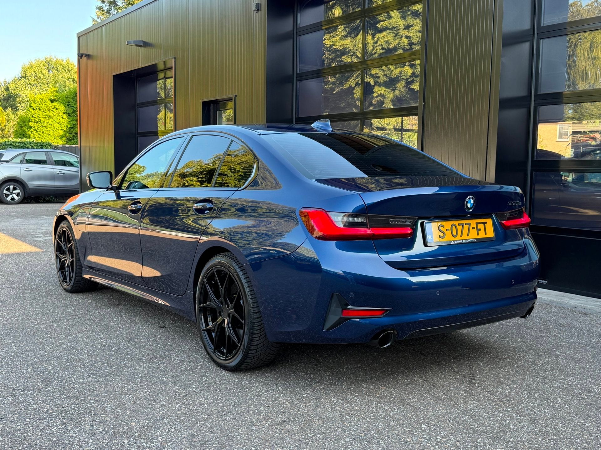 BMW 3-Serie 330e SportLine Shadowline Mediterranblau, Auto's, 1998 cc, Achterwielaandrijving, Gebruikt, Euro 6