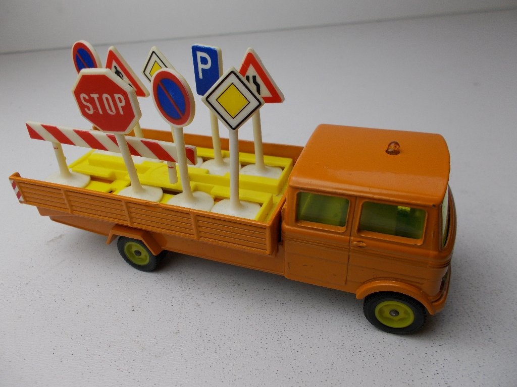 1972 SIKU V335/V336 MERCEDES LP 608 STRABENDIENST WAGEN., Hobby en Vrije tijd, Modelauto's | 1:50, Ophalen of Verzenden, Zo goed als nieuw