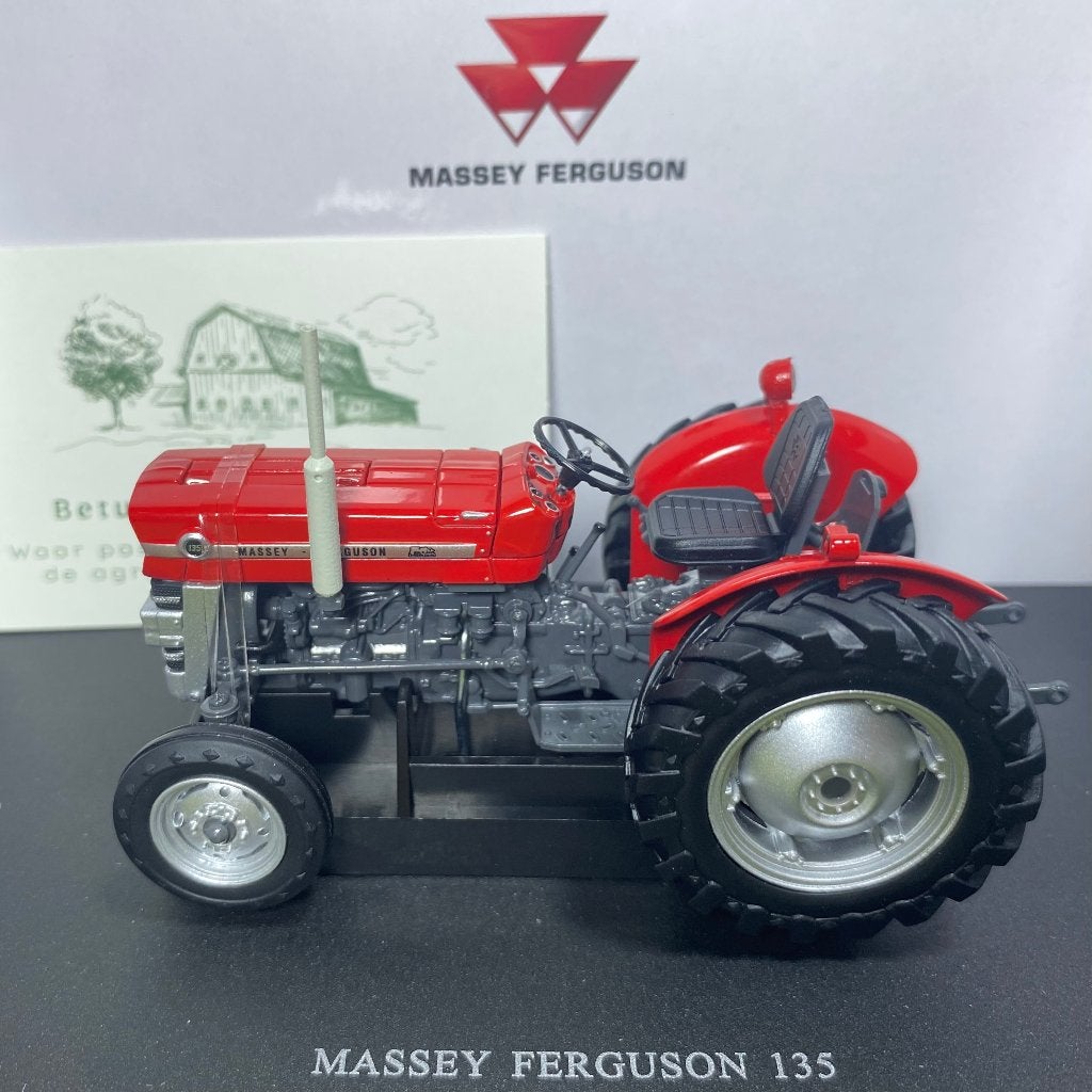 Massey Ferguson 135 tractor 1:32 Universal Hobbies, Ophalen of Verzenden, Nieuw, Tractor of Landbouw, Universal Hobbies