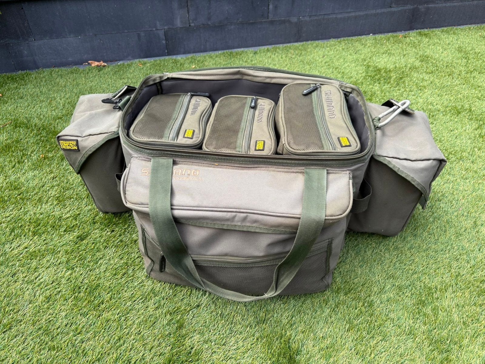 Shimano Compact carryall
met bij behordende tasjes

tas is w, Watersport en Boten, Hengelsport | Karpervissen, Ophalen, Gebruikt