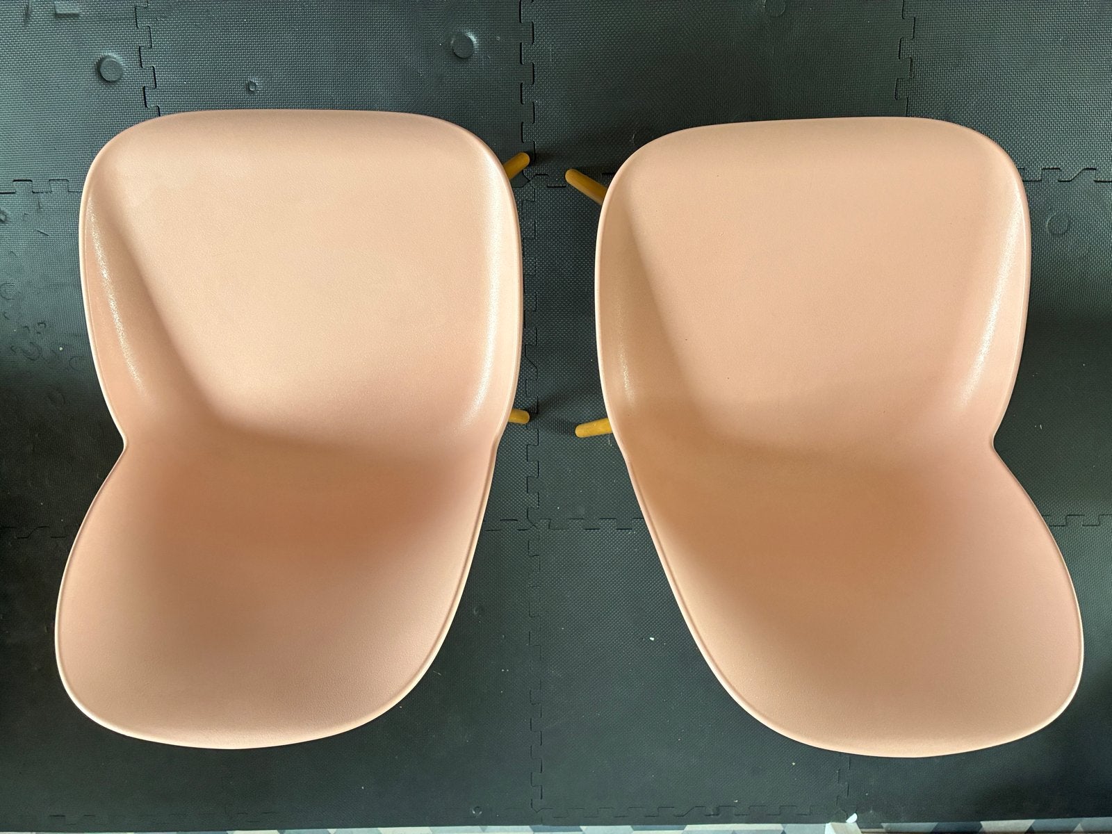 Vier Zuiver stoelen: 2 roze, 1 wit (met leuning), 1 grijs, Huis en Inrichting, Ophalen, Kunststof, Gebruikt, Overige kleuren