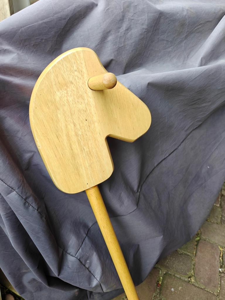 Houten stokpaardje, Ophalen
