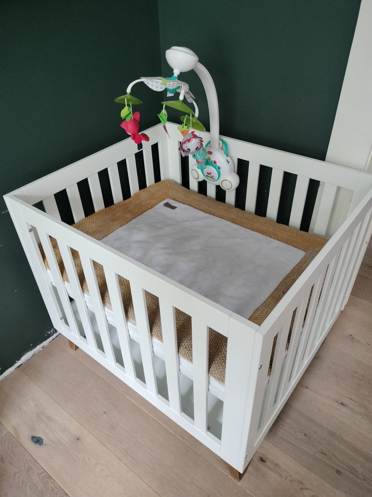 Happy Baby Box New Vintage met mobiel - Gebruikt,prima staat, Kinderen en Baby's, Ophalen, Gebruikt, Vierkant, In hoogte verstelbaar