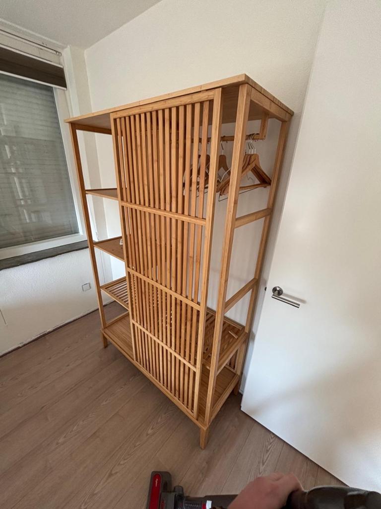 Bamboe kledingrek met planken en schuifdeur, Huis en Inrichting, Kasten | Kledingkasten, Ophalen, Met plank(en), 50 tot 100 cm