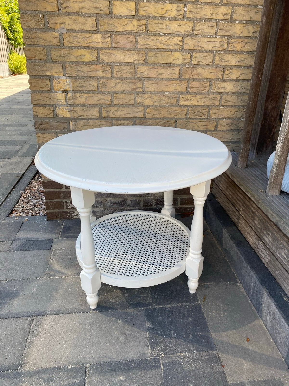 Witte ronde bijzettafel met rotan plank, Ophalen, Minder dan 45 cm, Minder dan 55 cm, Gebruikt