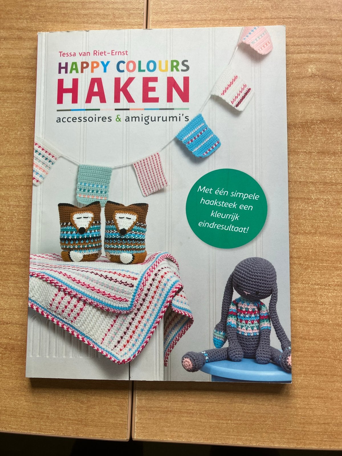Haakboek Happy Colors: Accessoires & Amigurumi's, Ophalen of Verzenden, Zo goed als nieuw, Haken, Patroon of Boek