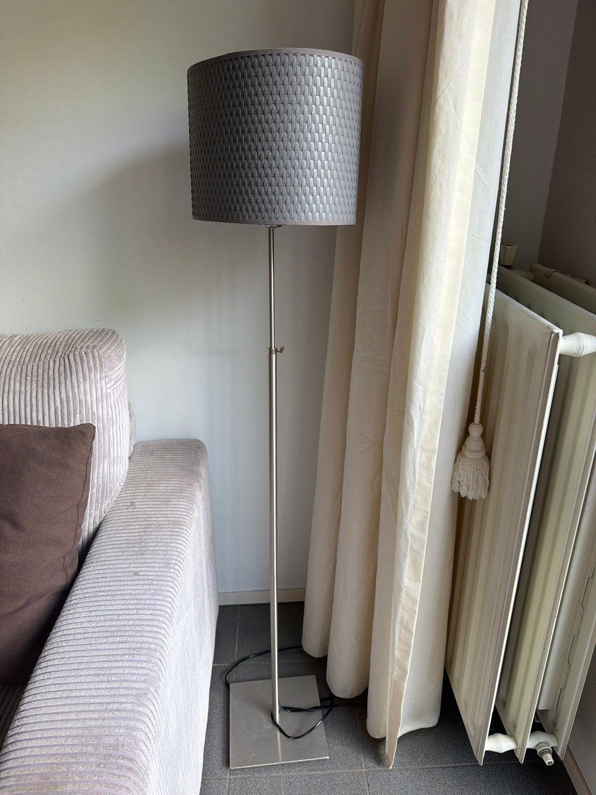 Gratis - staande lamp met grijze kap, Huis en Inrichting, Ophalen, Gebruikt, E27 (groot), Metaal