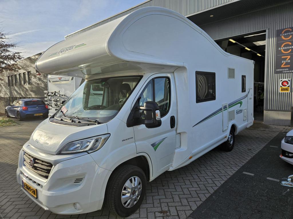 Fijne en praktische familie camper met stapelbed en oven, Hordeur, Standaard zit, Alkoof, Ringverwarming