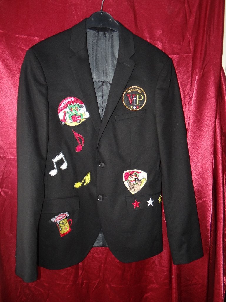 Leuk zwart OETELDONK/DEN BOSCH jas met emblemen (9), Carnaval, Ophalen of Verzenden, Zo goed als nieuw, Kleding