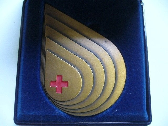 OUDE PLAQUETTE  KON. BEGEER 40 JAAR BLOEDGEVEN ZIE TEKST, Postzegels en Munten, Verzenden, Overige materialen