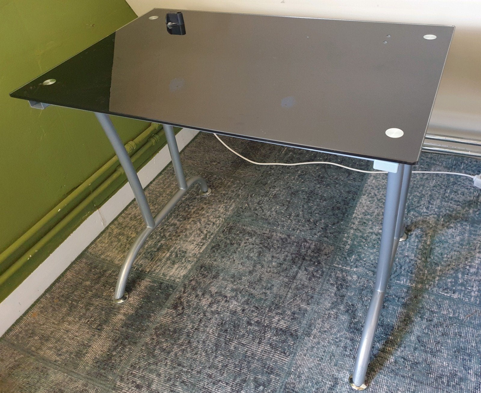 Gratis af te halen, Zwart glazen bureau met stalen frame., Ophalen, Gebruikt, Overige merken, Computerbureau
