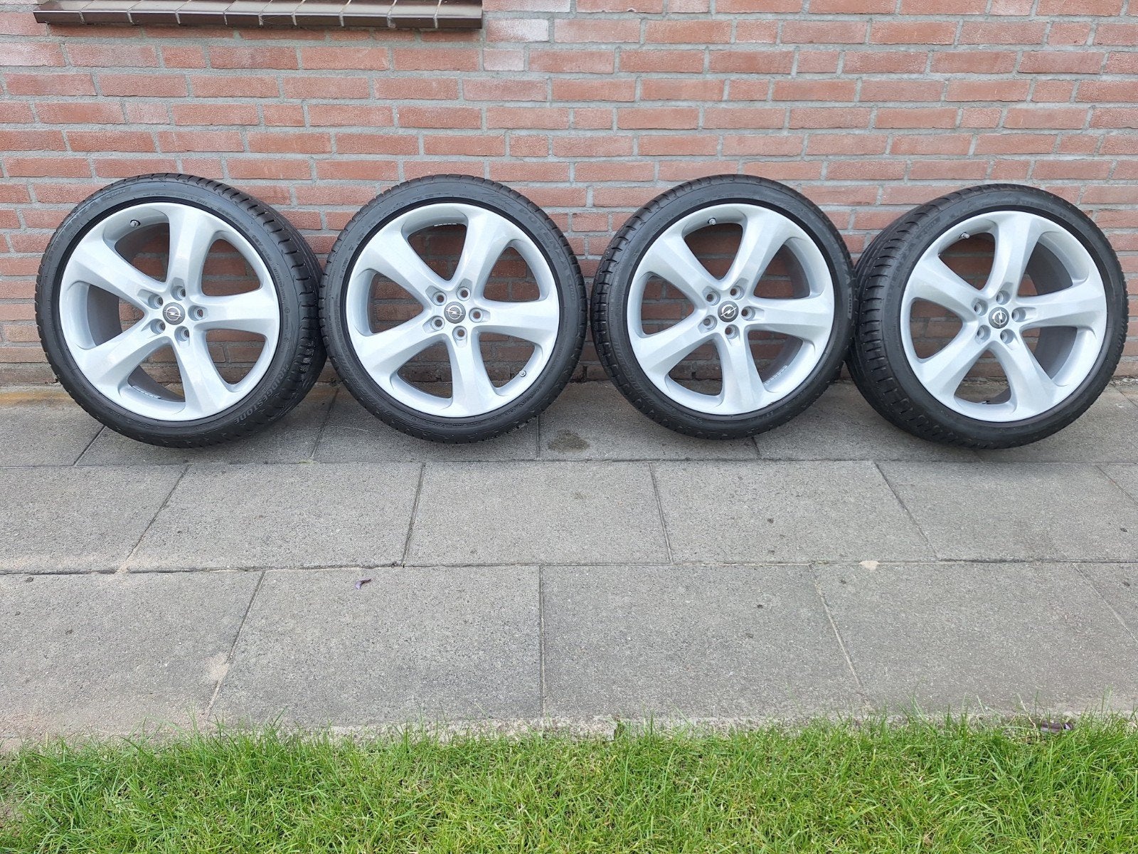 Banden en velgen voor Opel Astra J 1.4 - z.g.a.n. banden, Auto-onderdelen, Banden en Velgen, Gebruikt, Banden en Velgen, 235 mm