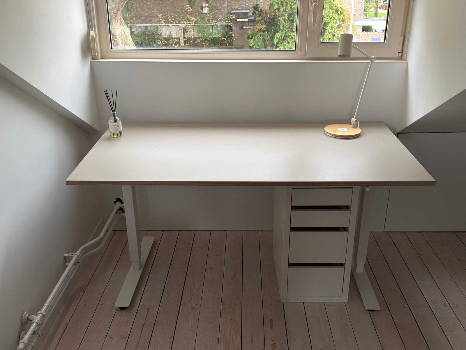 IKEA Trotten bureau, beige, handmatig verstelbaar, Huis en Inrichting, Ophalen, Zit-sta bureau, In hoogte verstelbaar, Zo goed als nieuw