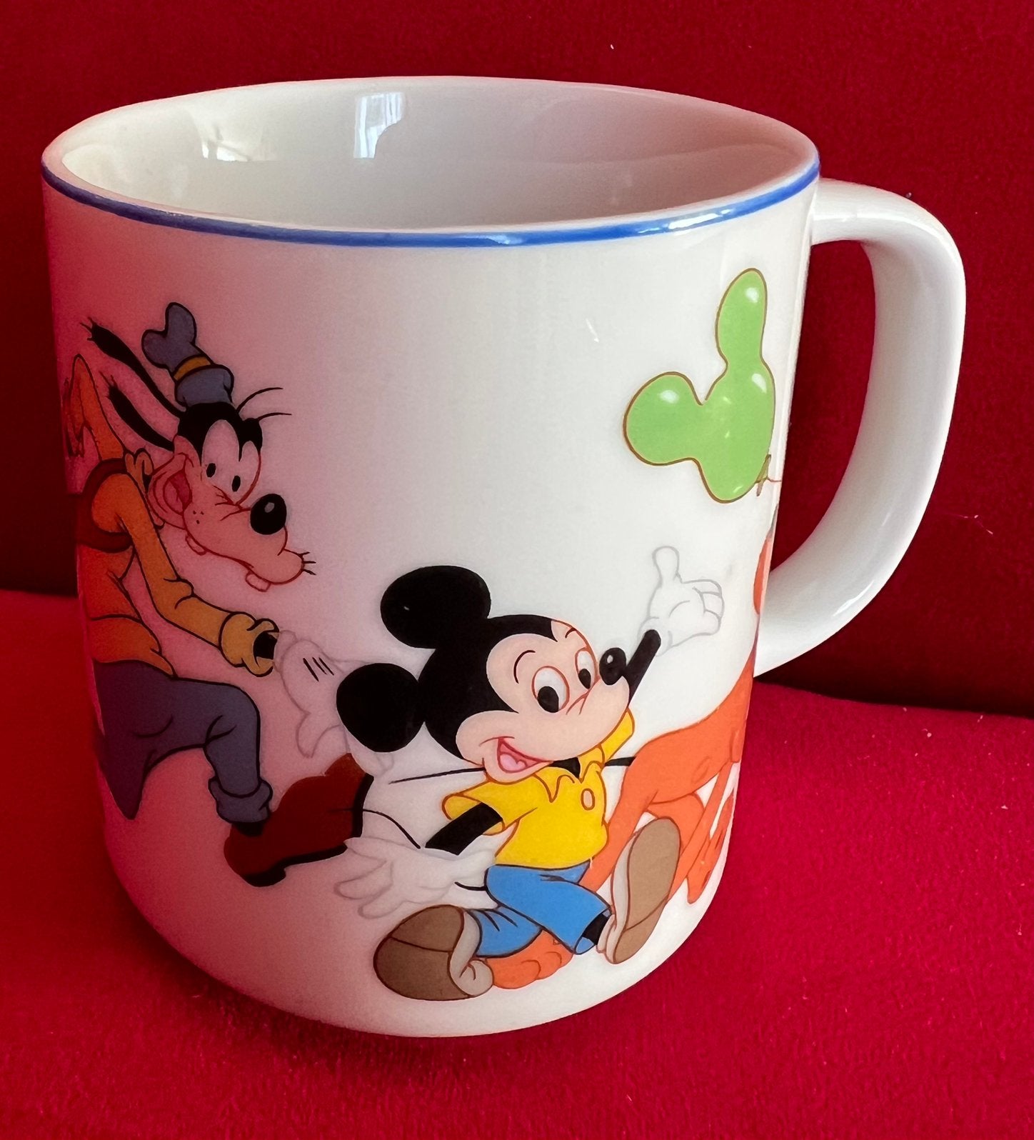 Een mok Disney parade. Mickey Mouse, Goofy, Pluto en andere, Ophalen of Verzenden, Mickey Mouse, Zo goed als nieuw, Servies