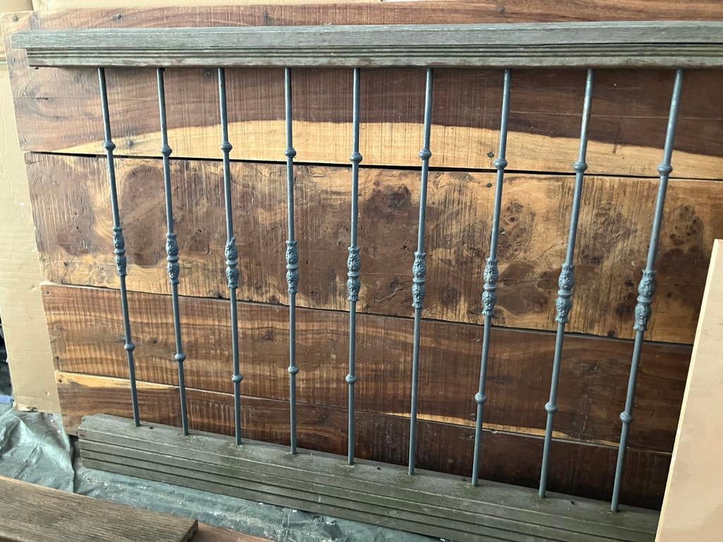 100 antieke gietijzeren trapstijlen brocante, Ophalen, Gebruikt