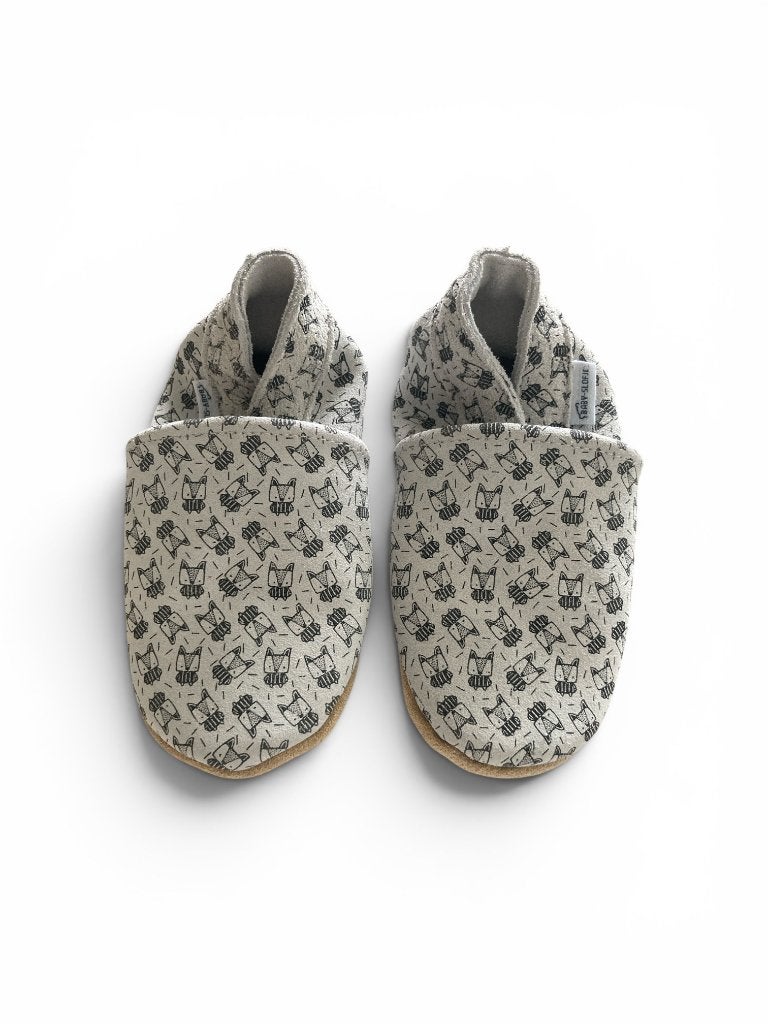 Lichtgrijze suede babyslofjes met vosjes van Baby-Slofje, BabyComfort, Slofjes, BabyComfortstraat 1, 1234 AB BabyCity, Jongetje of Meisje