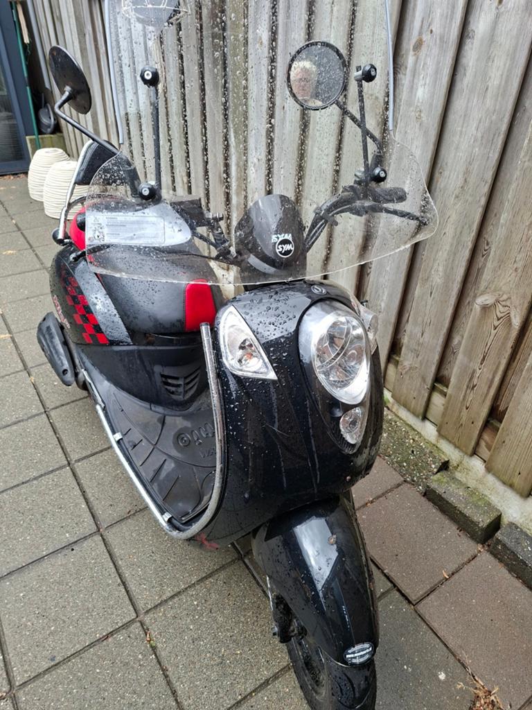 Sym Mio Scooter - Zwart met rood accent, Fietsen en Brommers, Scooters | SYM, Mio, Gebruikt, Maximaal 45 km/u, Ophalen of Verzenden