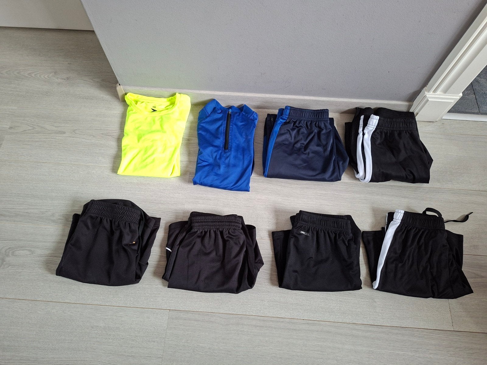 Set sportkleding: 4 korte broeken, 2 lange broeken, t-shirt, Ophalen of Verzenden, Gebruikt, Jongen
