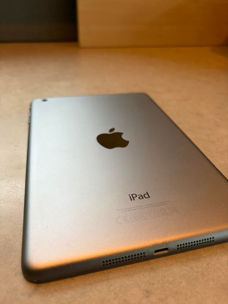 Apple iPad Mini 2 - 16GB - Wi-Fi - Grijs, Computers en Software, Apple iPads, Ophalen of Verzenden, Zo goed als nieuw, Grijs, 7 inch of minder